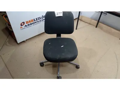 LOTE 377 - 01 CADEIRA GIRATÓRIA COM RODINHAS. (NO ESTADO) ATENÇÃO! FAZER A VISITAÇÃO ANTES DE ARREMATAR, NÃO SABEMOS SE FUNCIONA. LEILÃO NÃO TEM GARANTIA E NEM DEVOLUÇÃO, SUJEITO A POSSÍVEIS AVARIAS VISÍVEIS/OCULTAS E/OU AUSÊNCIA DE COMPONENTES.