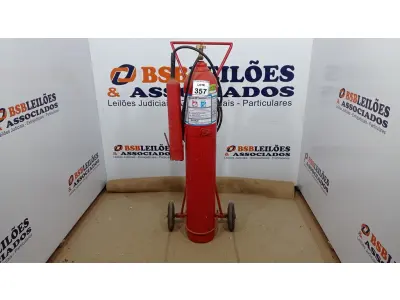 LOTE 357 - 01 EXTINTOR CARRETA. (NO ESTADO) ATENÇÃO! FAZER A VISITAÇÃO ANTES DE ARREMATAR, NÃO SABEMOS SE FUNCIONA. LEILÃO NÃO TEM GARANTIA E NEM DEVOLUÇÃO, SUJEITO A POSSÍVEIS AVARIAS VISÍVEIS/OCULTAS E/OU AUSÊNCIA DE COMPONENTES.