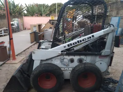 LOTE 526 - 01 BOBCAT M611 DIESEL COM PÁ BATERIA NOVA( NO ESTADO)