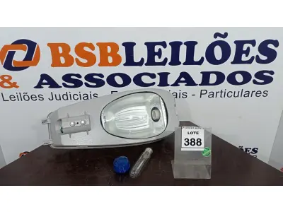 LOTE 388 - 01 LUMINÁRIA DE POSTE. (NO ESTADO) ATENÇÃO! FAZER A VISITAÇÃO ANTES DE ARREMATAR, NÃO SABEMOS SE FUNCIONA. LEILÃO NÃO TEM GARANTIA E NEM DEVOLUÇÃO, SUJEITO A POSSÍVEIS AVARIAS VISÍVEIS/OCULTAS E/OU AUSÊNCIA DE COMPONENTES.