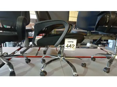 LOTE 442 - 01 CADEIRA DE ESCRITÓRIO COM RODINHAS. (NO ESTADO) ATENÇÃO! FAZER A VISITAÇÃO ANTES DE ARREMATAR, NÃO SABEMOS SE FUNCIONA. LEILÃO NÃO TEM GARANTIA E NEM DEVOLUÇÃO, SUJEITO A POSSÍVEIS AVARIAS VISÍVEIS/OCULTAS E/OU AUSÊNCIA DE COMPONENTES.