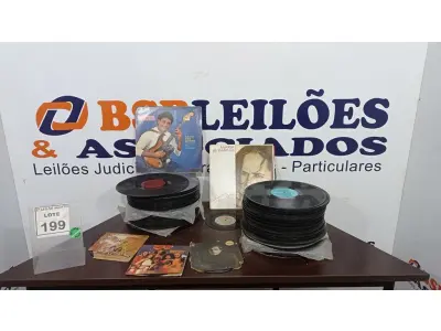 LOTE 199 - 01 LOTE COM GRANDE QUANTIDADE DE DISCOS DE VINIL. (NO ESTADO) ATENÇÃO! FAZER A VISITAÇÃO ANTES DE ARREMATAR, NÃO SABEMOS SE FUNCIONA. LEILÃO NÃO TEM GARANTIA E NEM DEVOLUÇÃO, SUJEITO A POSSÍVEIS AVARIAS VISÍVEIS/OCULTAS E/OU AUSÊNCIA DE COMPONENTES.