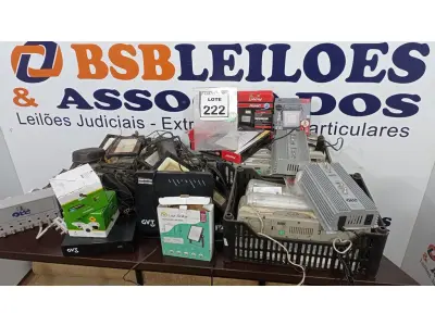 LOTE 222 - 01 LOTE COM VÁRIAS CÂMERAS DE SEGURANÇA, GRANDE QUANTIDADE DE LUMINÁRIAS, LÂMPADAS E ELETRÔNICOS DIVERSOS. (NO ESTADO) ATENÇÃO! FAZER A VISITAÇÃO ANTES DE ARREMATAR, NÃO SABEMOS SE FUNCIONA. LEILÃO NÃO TEM GARANTIA E NEM DEVOLUÇÃO, SUJEITO A POSSÍVEIS AVARIAS VISÍVEIS/OCULTAS E/OU AUSÊNCIA DE COMPONENTES.