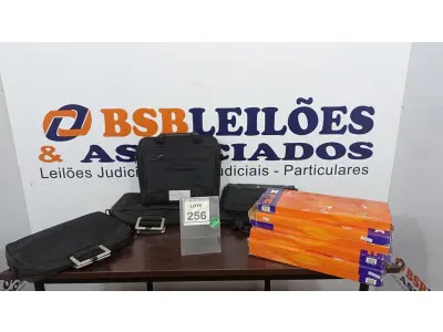 LOTE 256 - 06 TECLADOS DE PC E 04 BOLSAS DE NOTEBOOK. (NO ESTADO) ATENÇÃO! FAZER A VISITAÇÃO ANTES DE ARREMATAR, NÃO SABEMOS SE FUNCIONA. LEILÃO NÃO TEM GARANTIA E NEM DEVOLUÇÃO, SUJEITO A POSSÍVEIS AVARIAS VISÍVEIS/OCULTAS E/OU AUSÊNCIA DE COMPONENTES.