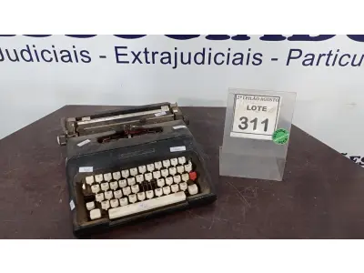 LOTE 311 - 01 MÁQUINA DE ESCREVER MARCA OLIVETTI. (NO ESTADO) ATENÇÃO! FAZER A VISITAÇÃO ANTES DE ARREMATAR, NÃO SABEMOS SE FUNCIONA. LEILÃO NÃO TEM GARANTIA E NEM DEVOLUÇÃO, SUJEITO A POSSÍVEIS AVARIAS VISÍVEIS/OCULTAS E/OU AUSÊNCIA DE COMPONENTES.