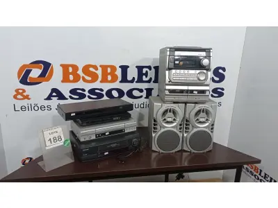 LOTE 188 - 01 APARELHO DE SOM COM 02 CAIXAS, 02 APARELHOS DE VÍDEO CASSETE, 01 APARELHO DVD E 01 BLU-RAY. (NO ESTADO) ATENÇÃO! FAZER A VISITAÇÃO ANTES DE ARREMATAR, NÃO SABEMOS SE FUNCIONA. LEILÃO NÃO TEM GARANTIA E NEM DEVOLUÇÃO, SUJEITO A POSSÍVEIS AVARIAS VISÍVEIS/OCULTAS E/OU AUSÊNCIA DE COMPONENTES.