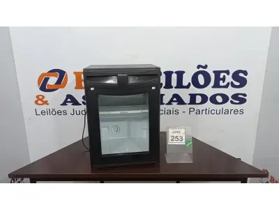 LOTE 253 - 01 ADEGA 40L 220V. (NO ESTADO) ATENÇÃO! FAZER A VISITAÇÃO ANTES DE ARREMATAR, NÃO SABEMOS SE FUNCIONA. LEILÃO NÃO TEM GARANTIA E NEM DEVOLUÇÃO, SUJEITO A POSSÍVEIS AVARIAS VISÍVEIS/OCULTAS E/OU AUSÊNCIA DE COMPONENTES.