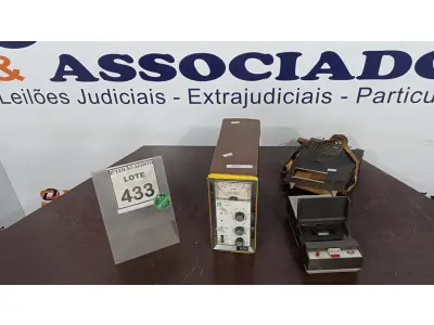 LOTE 433 - 01 GRAVADOR DE VÍDEO CASSETE E 01 MONITOR CARDÍACO ANTIGO. (NO ESTADO) ATENÇÃO! FAZER A VISITAÇÃO ANTES DE ARREMATAR, NÃO SABEMOS SE FUNCIONA. LEILÃO NÃO TEM GARANTIA E NEM DEVOLUÇÃO, SUJEITO A POSSÍVEIS AVARIAS VISÍVEIS/OCULTAS E/OU AUSÊNCIA DE COMPONENTES.