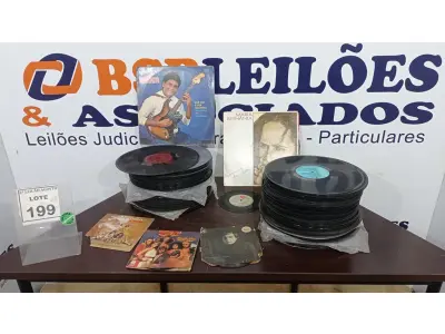 LOTE 199 - 01 LOTE COM GRANDE QUANTIDADE DE DISCOS DE VINIL. (NO ESTADO) ATENÇÃO! FAZER A VISITAÇÃO ANTES DE ARREMATAR, NÃO SABEMOS SE FUNCIONA. LEILÃO NÃO TEM GARANTIA E NEM DEVOLUÇÃO, SUJEITO A POSSÍVEIS AVARIAS VISÍVEIS/OCULTAS E/OU AUSÊNCIA DE COMPONENTES.