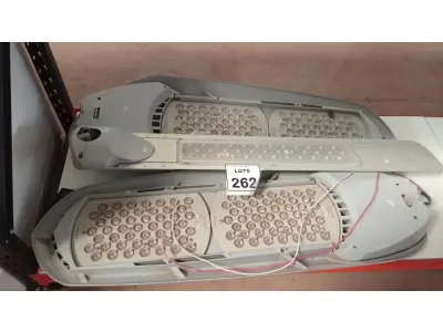 LOTE 262 - 03 LUMINÁRIAS LED. (NO ESTADO) ATENÇÃO! FAZER A VISITAÇÃO ANTES DE ARREMATAR, NÃO SABEMOS SE FUNCIONA. LEILÃO NÃO TEM GARANTIA E NEM DEVOLUÇÃO, SUJEITO A POSSÍVEIS AVARIAS VISÍVEIS/OCULTAS E/OU AUSÊNCIA DE COMPONENTES.