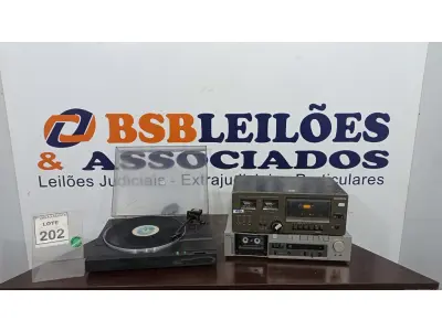 LOTE 202 - 01 VINIL E 02 TOCA-FITAS CASSETE. (NO ESTADO) ATENÇÃO! FAZER A VISITAÇÃO ANTES DE ARREMATAR, NÃO SABEMOS SE FUNCIONA. LEILÃO NÃO TEM GARANTIA E NEM DEVOLUÇÃO, SUJEITO A POSSÍVEIS AVARIAS VISÍVEIS/OCULTAS E/OU AUSÊNCIA DE COMPONENTES.