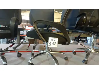 LOTE 442 - 01 CADEIRA DE ESCRITÓRIO COM RODINHAS. (NO ESTADO) ATENÇÃO! FAZER A VISITAÇÃO ANTES DE ARREMATAR, NÃO SABEMOS SE FUNCIONA. LEILÃO NÃO TEM GARANTIA E NEM DEVOLUÇÃO, SUJEITO A POSSÍVEIS AVARIAS VISÍVEIS/OCULTAS E/OU AUSÊNCIA DE COMPONENTES.
