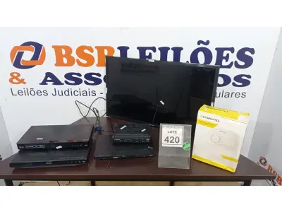 LOTE 420 - 01 TV 32’’ MARCA SAMSUNG, 01 APARELHO BLU RAY, 02 APARELHOS DE DVD, 01 CPU, 01 TECLADO, 01 ROTEADOR E 01 FONTE DE ALIMENTAÇÃO ININTERRUPTA. (NO ESTADO) ATENÇÃO! FAZER A VISITAÇÃO ANTES DE ARREMATAR, NÃO SABEMOS SE FUNCIONA. LEILÃO NÃO TEM GARANTIA E NEM DEVOLUÇÃO, SUJEITO A POSSÍVEIS AVARIAS VISÍVEIS/OCULTAS E/OU AUSÊNCIA DE COMPONENTES.