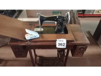 LOTE 362 - 01 MÁQUINA DE COSTURA MARCA SINGER. (NO ESTADO) ATENÇÃO! FAZER A VISITAÇÃO ANTES DE ARREMATAR, NÃO SABEMOS SE FUNCIONA. LEILÃO NÃO TEM GARANTIA E NEM DEVOLUÇÃO, SUJEITO A POSSÍVEIS AVARIAS VISÍVEIS/OCULTAS E/OU AUSÊNCIA DE COMPONENTES.