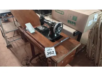 LOTE 362 - 01 MÁQUINA DE COSTURA MARCA SINGER. (NO ESTADO) ATENÇÃO! FAZER A VISITAÇÃO ANTES DE ARREMATAR, NÃO SABEMOS SE FUNCIONA. LEILÃO NÃO TEM GARANTIA E NEM DEVOLUÇÃO, SUJEITO A POSSÍVEIS AVARIAS VISÍVEIS/OCULTAS E/OU AUSÊNCIA DE COMPONENTES.