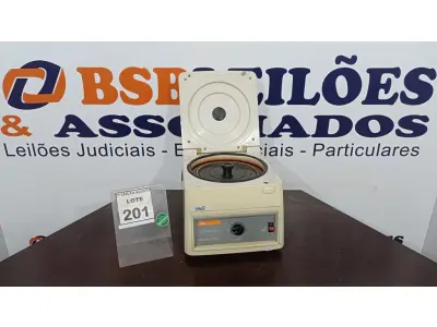 LOTE 201 - 01 CENTRIFUGA DE LABORATÓRIO. (NO ESTADO) ATENÇÃO! FAZER A VISITAÇÃO ANTES DE ARREMATAR, NÃO SABEMOS SE FUNCIONA. LEILÃO NÃO TEM GARANTIA E NEM DEVOLUÇÃO, SUJEITO A POSSÍVEIS AVARIAS VISÍVEIS/OCULTAS E/OU AUSÊNCIA DE COMPONENTES.