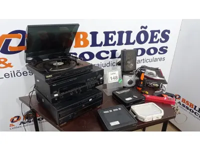 LOTE 148 - 01 TOCA DISCOS, 01 RECEIVER YAMAHA, 01 DISC CHANGER, 01 FERRO DE PASSAR, 01 PISTOLA DE COLA QUNT E ELETRÔNICOS DIVERSOS. (NO ESTADO) ATENÇÃO! FAZER A VISITAÇÃO ANTES DE ARREMATAR, NÃO SABEMOS SE FUNCIONA. LEILÃO NÃO TEM GARANTIA E NEM DEVOLUÇÃO, SUJEITO A POSSÍVEIS AVARIAS VISÍVEIS/OCULTAS E/OU AUSÊNCIA DE COMPONENTES.