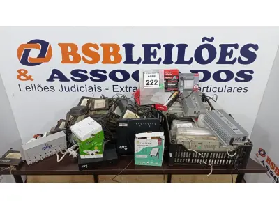 LOTE 222 - 01 LOTE COM VÁRIAS CÂMERAS DE SEGURANÇA, GRANDE QUANTIDADE DE LUMINÁRIAS, LÂMPADAS E ELETRÔNICOS DIVERSOS. (NO ESTADO) ATENÇÃO! FAZER A VISITAÇÃO ANTES DE ARREMATAR, NÃO SABEMOS SE FUNCIONA. LEILÃO NÃO TEM GARANTIA E NEM DEVOLUÇÃO, SUJEITO A POSSÍVEIS AVARIAS VISÍVEIS/OCULTAS E/OU AUSÊNCIA DE COMPONENTES.