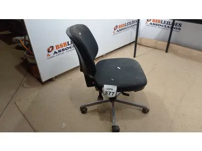 LOTE 377 - 01 CADEIRA GIRATÓRIA COM RODINHAS. (NO ESTADO) ATENÇÃO! FAZER A VISITAÇÃO ANTES DE ARREMATAR, NÃO SABEMOS SE FUNCIONA. LEILÃO NÃO TEM GARANTIA E NEM DEVOLUÇÃO, SUJEITO A POSSÍVEIS AVARIAS VISÍVEIS/OCULTAS E/OU AUSÊNCIA DE COMPONENTES.