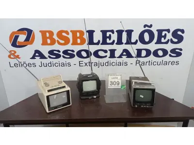 LOTE 309 - 03 MINIS TV PORTÁTIL DE MARCAS VARIADAS. (NO ESTADO) ATENÇÃO! FAZER A VISITAÇÃO ANTES DE ARREMATAR, NÃO SABEMOS SE FUNCIONA. LEILÃO NÃO TEM GARANTIA E NEM DEVOLUÇÃO, SUJEITO A POSSÍVEIS AVARIAS VISÍVEIS/OCULTAS E/OU AUSÊNCIA DE COMPONENTES.