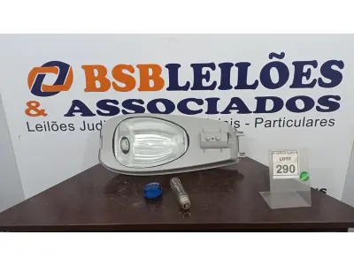 LOTE 290 - 01 LUMINÁRIA DE POSTE. (NO ESTADO) ATENÇÃO! FAZER A VISITAÇÃO ANTES DE ARREMATAR, NÃO SABEMOS SE FUNCIONA. LEILÃO NÃO TEM GARANTIA E NEM DEVOLUÇÃO, SUJEITO A POSSÍVEIS AVARIAS VISÍVEIS/OCULTAS E/OU AUSÊNCIA DE COMPONENTES.