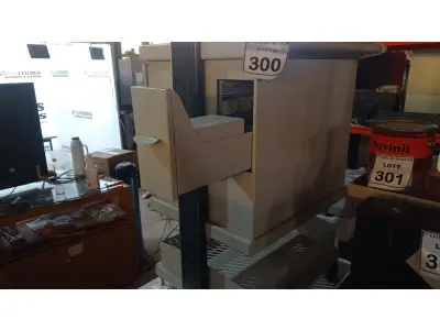 LOTE 300 - 01 CARRINHO DE MEDICAMENTOS. (NO ESTADO) ATENÇÃO! FAZER A VISITAÇÃO ANTES DE ARREMATAR, NÃO SABEMOS SE FUNCIONA. LEILÃO NÃO TEM GARANTIA E NEM DEVOLUÇÃO, SUJEITO A POSSÍVEIS AVARIAS VISÍVEIS/OCULTAS E/OU AUSÊNCIA DE COMPONENTES.
