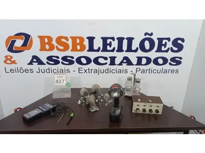 LOTE 427 - 01 LANTERNA COM CARREGADOR, 01 PHMETRO, 01 MULTI-PLAY MP-2, 07 RODINHAS COM BASE E 01 PORTA TEMPERO. (NO ESTADO) ATENÇÃO! FAZER A VISITAÇÃO ANTES DE ARREMATAR, NÃO SABEMOS SE FUNCIONA. LEILÃO NÃO TEM GARANTIA E NEM DEVOLUÇÃO, SUJEITO A POSSÍVEIS AVARIAS VISÍVEIS/OCULTAS E/OU AUSÊNCIA DE COMPONENTES.