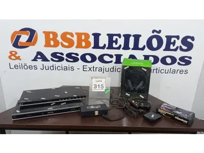 LOTE 315 - 01 HEADSET, 01 FONTE DE XBOX, 01 JOYSTICK XBOX 360, 01 HD BOX COM JOGOS, 01 JOGO SOQUETES 41 PEÇAS E 02 APARELHOS DE DVD. (NO ESTADO) ATENÇÃO! FAZER A VISITAÇÃO ANTES DE ARREMATAR, NÃO SABEMOS SE FUNCIONA. LEILÃO NÃO TEM GARANTIA E NEM DEVOLUÇÃO, SUJEITO A POSSÍVEIS AVARIAS VISÍVEIS/OCULTAS E/OU AUSÊNCIA DE COMPONENTES.