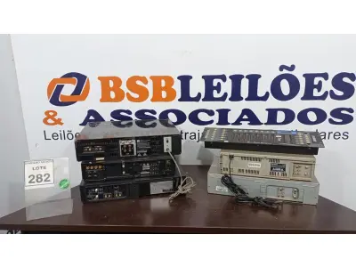 LOTE 282 - 05 APARELHOS DE VÍDEO CASSETE E 01 CONTROLADOR DE ILUMINAÇÃO MODELO DMX 512. (NO ESTADO) ATENÇÃO! FAZER A VISITAÇÃO ANTES DE ARREMATAR, NÃO SABEMOS SE FUNCIONA. LEILÃO NÃO TEM GARANTIA E NEM DEVOLUÇÃO, SUJEITO A POSSÍVEIS AVARIAS VISÍVEIS/OCULTAS E/OU AUSÊNCIA DE COMPONENTES.