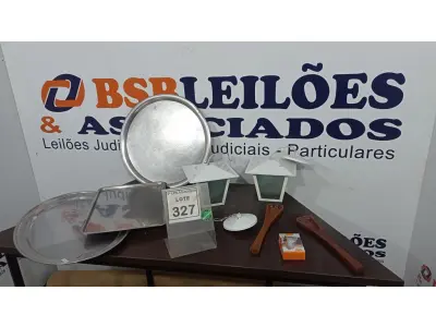 LOTE 327 - 02 LUMINÁRIAS, 03 BANDEJAS INOX, 02 COLHERES DE PAU E 01 CARREGADOR VEICULAR PARA CELULAR. (NO ESTADO) ATENÇÃO! FAZER A VISITAÇÃO ANTES DE ARREMATAR, NÃO SABEMOS SE FUNCIONA. LEILÃO NÃO TEM GARANTIA E NEM DEVOLUÇÃO, SUJEITO A POSSÍVEIS AVARIAS VISÍVEIS/OCULTAS E/OU AUSÊNCIA DE COMPONENTES.