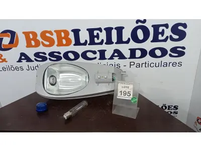 LOTE 195 - 01 LUMINÁRIA DE POSTE. (NO ESTADO) ATENÇÃO! FAZER A VISITAÇÃO ANTES DE ARREMATAR, NÃO SABEMOS SE FUNCIONA. LEILÃO NÃO TEM GARANTIA E NEM DEVOLUÇÃO, SUJEITO A POSSÍVEIS AVARIAS VISÍVEIS/OCULTAS E/OU AUSÊNCIA DE COMPONENTES.