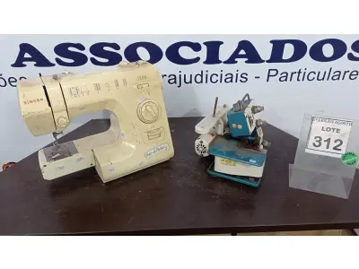 LOTE 312 - 01 MÁQUINA DE COSTURA MARCA SINGER. (NO ESTADO) ATENÇÃO! FAZER A VISITAÇÃO ANTES DE ARREMATAR, NÃO SABEMOS SE FUNCIONA. LEILÃO NÃO TEM GARANTIA E NEM DEVOLUÇÃO, SUJEITO A POSSÍVEIS AVARIAS VISÍVEIS/OCULTAS E/OU AUSÊNCIA DE COMPONENTES.