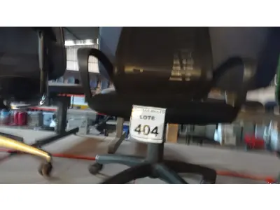 LOTE 404 - 01 CADEIRA DE ESCRITÓRIO COM RODINHAS. (NO ESTADO) ATENÇÃO! FAZER A VISITAÇÃO ANTES DE ARREMATAR, NÃO SABEMOS SE FUNCIONA. LEILÃO NÃO TEM GARANTIA E NEM DEVOLUÇÃO, SUJEITO A POSSÍVEIS AVARIAS VISÍVEIS/OCULTAS E/OU AUSÊNCIA DE COMPONENTES.