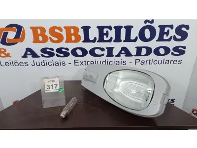 LOTE 317 - 01 LUMINÁRIA DE POSTE. (NO ESTADO) ATENÇÃO! FAZER A VISITAÇÃO ANTES DE ARREMATAR, NÃO SABEMOS SE FUNCIONA. LEILÃO NÃO TEM GARANTIA E NEM DEVOLUÇÃO, SUJEITO A POSSÍVEIS AVARIAS VISÍVEIS/OCULTAS E/OU AUSÊNCIA DE COMPONENTES.
