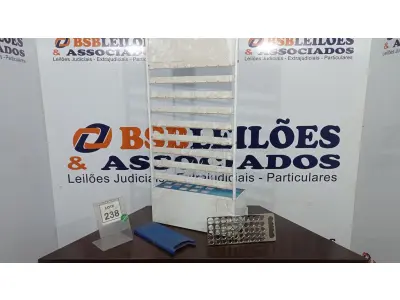 LOTE 238 - 01 EXPOSITOR COM CONEXÕES DE METAL E 01 GABARITO DE ROSCA. (NO ESTADO) ATENÇÃO! FAZER A VISITAÇÃO ANTES DE ARREMATAR, NÃO SABEMOS SE FUNCIONA. LEILÃO NÃO TEM GARANTIA E NEM DEVOLUÇÃO, SUJEITO A POSSÍVEIS AVARIAS VISÍVEIS/OCULTAS E/OU AUSÊNCIA DE COMPONENTES.