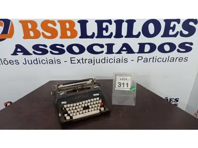 LOTE 311 - 01 MÁQUINA DE ESCREVER MARCA OLIVETTI. (NO ESTADO) ATENÇÃO! FAZER A VISITAÇÃO ANTES DE ARREMATAR, NÃO SABEMOS SE FUNCIONA. LEILÃO NÃO TEM GARANTIA E NEM DEVOLUÇÃO, SUJEITO A POSSÍVEIS AVARIAS VISÍVEIS/OCULTAS E/OU AUSÊNCIA DE COMPONENTES.