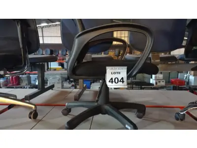 LOTE 404 - 01 CADEIRA DE ESCRITÓRIO COM RODINHAS. (NO ESTADO) ATENÇÃO! FAZER A VISITAÇÃO ANTES DE ARREMATAR, NÃO SABEMOS SE FUNCIONA. LEILÃO NÃO TEM GARANTIA E NEM DEVOLUÇÃO, SUJEITO A POSSÍVEIS AVARIAS VISÍVEIS/OCULTAS E/OU AUSÊNCIA DE COMPONENTES.