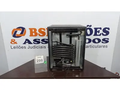 LOTE 298 - 01 ADEGA 40L 220V. (NO ESTADO) ATENÇÃO! FAZER A VISITAÇÃO ANTES DE ARREMATAR, NÃO SABEMOS SE FUNCIONA. LEILÃO NÃO TEM GARANTIA E NEM DEVOLUÇÃO, SUJEITO A POSSÍVEIS AVARIAS VISÍVEIS/OCULTAS E/OU AUSÊNCIA DE COMPONENTES.