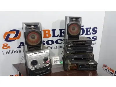 LOTE 162 - 03 APARELHOS DE VÍDEO CASSETE, 01 APARELHO DE COM 03 CAIXAS E 01 APARELHO DE SOM MODULAR. (NO ESTADO) ATENÇÃO! FAZER A VISITAÇÃO ANTES DE ARREMATAR, NÃO SABEMOS SE FUNCIONA. LEILÃO NÃO TEM GARANTIA E NEM DEVOLUÇÃO, SUJEITO A POSSÍVEIS AVARIAS VISÍVEIS/OCULTAS E/OU AUSÊNCIA DE COMPONENTES.
