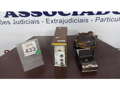 LOTE 433 - 01 GRAVADOR DE VÍDEO CASSETE E 01 MONITOR CARDÍACO ANTIGO. (NO ESTADO) ATENÇÃO! FAZER A VISITAÇÃO ANTES DE ARREMATAR, NÃO SABEMOS SE FUNCIONA. LEILÃO NÃO TEM GARANTIA E NEM DEVOLUÇÃO, SUJEITO A POSSÍVEIS AVARIAS VISÍVEIS/OCULTAS E/OU AUSÊNCIA DE COMPONENTES.