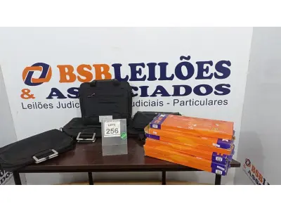 LOTE 256 - 06 TECLADOS DE PC E 04 BOLSAS DE NOTEBOOK. (NO ESTADO) ATENÇÃO! FAZER A VISITAÇÃO ANTES DE ARREMATAR, NÃO SABEMOS SE FUNCIONA. LEILÃO NÃO TEM GARANTIA E NEM DEVOLUÇÃO, SUJEITO A POSSÍVEIS AVARIAS VISÍVEIS/OCULTAS E/OU AUSÊNCIA DE COMPONENTES.