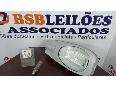 LOTE 317 - 01 LUMINÁRIA DE POSTE. (NO ESTADO) ATENÇÃO! FAZER A VISITAÇÃO ANTES DE ARREMATAR, NÃO SABEMOS SE FUNCIONA. LEILÃO NÃO TEM GARANTIA E NEM DEVOLUÇÃO, SUJEITO A POSSÍVEIS AVARIAS VISÍVEIS/OCULTAS E/OU AUSÊNCIA DE COMPONENTES.