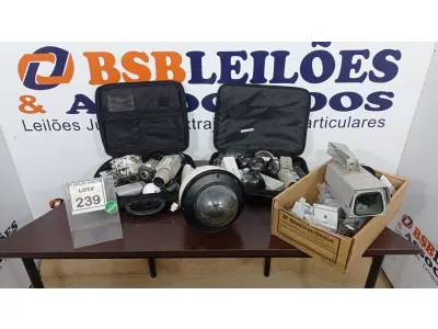 LOTE 239 - 01 LOTE COM GRANDE QUANTIDADE DE CÂMERAS DE MONITORAMENTO DE MARCAS E MODELOS DIVERSOS. (NO ESTADO) ATENÇÃO! FAZER A VISITAÇÃO ANTES DE ARREMATAR, NÃO SABEMOS SE FUNCIONA. LEILÃO NÃO TEM GARANTIA E NEM DEVOLUÇÃO, SUJEITO A POSSÍVEIS AVARIAS VISÍVEIS/OCULTAS E/OU AUSÊNCIA DE COMPONENTES.