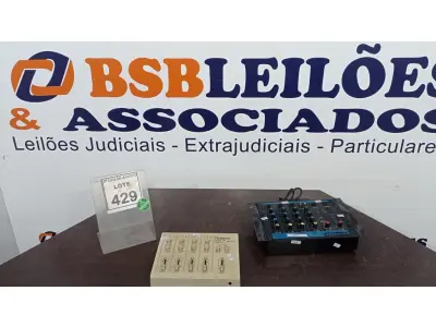 LOTE 429 - 01 MIX STÉREO ROLAND MX-5 E 01 MESA DE SOM. (NO ESTADO) ATENÇÃO! FAZER A VISITAÇÃO ANTES DE ARREMATAR, NÃO SABEMOS SE FUNCIONA. LEILÃO NÃO TEM GARANTIA E NEM DEVOLUÇÃO, SUJEITO A POSSÍVEIS AVARIAS VISÍVEIS/OCULTAS E/OU AUSÊNCIA DE COMPONENTES.