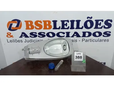 LOTE 388 - 01 LUMINÁRIA DE POSTE. (NO ESTADO) ATENÇÃO! FAZER A VISITAÇÃO ANTES DE ARREMATAR, NÃO SABEMOS SE FUNCIONA. LEILÃO NÃO TEM GARANTIA E NEM DEVOLUÇÃO, SUJEITO A POSSÍVEIS AVARIAS VISÍVEIS/OCULTAS E/OU AUSÊNCIA DE COMPONENTES.