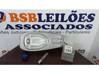 LOTE 195 - 01 LUMINÁRIA DE POSTE. (NO ESTADO) ATENÇÃO! FAZER A VISITAÇÃO ANTES DE ARREMATAR, NÃO SABEMOS SE FUNCIONA. LEILÃO NÃO TEM GARANTIA E NEM DEVOLUÇÃO, SUJEITO A POSSÍVEIS AVARIAS VISÍVEIS/OCULTAS E/OU AUSÊNCIA DE COMPONENTES.