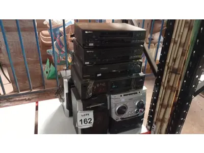 LOTE 162 - 03 APARELHOS DE VÍDEO CASSETE, 01 APARELHO DE COM 03 CAIXAS E 01 APARELHO DE SOM MODULAR. (NO ESTADO) ATENÇÃO! FAZER A VISITAÇÃO ANTES DE ARREMATAR, NÃO SABEMOS SE FUNCIONA. LEILÃO NÃO TEM GARANTIA E NEM DEVOLUÇÃO, SUJEITO A POSSÍVEIS AVARIAS VISÍVEIS/OCULTAS E/OU AUSÊNCIA DE COMPONENTES.