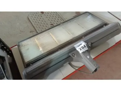 LOTE 284 - 01 REFLETOR LED PARA QUADRA. (NO ESTADO) ATENÇÃO! FAZER A VISITAÇÃO ANTES DE ARREMATAR, NÃO SABEMOS SE FUNCIONA. LEILÃO NÃO TEM GARANTIA E NEM DEVOLUÇÃO, SUJEITO A POSSÍVEIS AVARIAS VISÍVEIS/OCULTAS E/OU AUSÊNCIA DE COMPONENTES.
