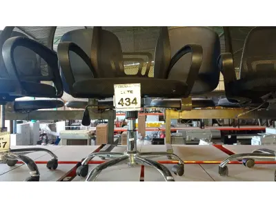 LOTE 434 - 01 CADEIRA DE ESCRITÓRIO COM RODINHAS. (NO ESTADO) ATENÇÃO! FAZER A VISITAÇÃO ANTES DE ARREMATAR, NÃO SABEMOS SE FUNCIONA. LEILÃO NÃO TEM GARANTIA E NEM DEVOLUÇÃO, SUJEITO A POSSÍVEIS AVARIAS VISÍVEIS/OCULTAS E/OU AUSÊNCIA DE COMPONENTES.
