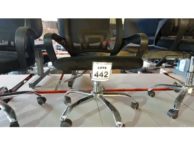 LOTE 442 - 01 CADEIRA DE ESCRITÓRIO COM RODINHAS. (NO ESTADO) ATENÇÃO! FAZER A VISITAÇÃO ANTES DE ARREMATAR, NÃO SABEMOS SE FUNCIONA. LEILÃO NÃO TEM GARANTIA E NEM DEVOLUÇÃO, SUJEITO A POSSÍVEIS AVARIAS VISÍVEIS/OCULTAS E/OU AUSÊNCIA DE COMPONENTES.